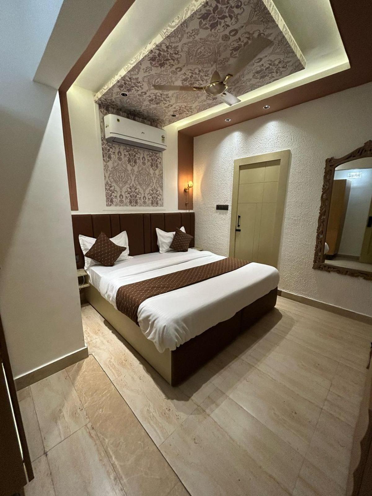 Divine Hotel Karnāl Exterior foto