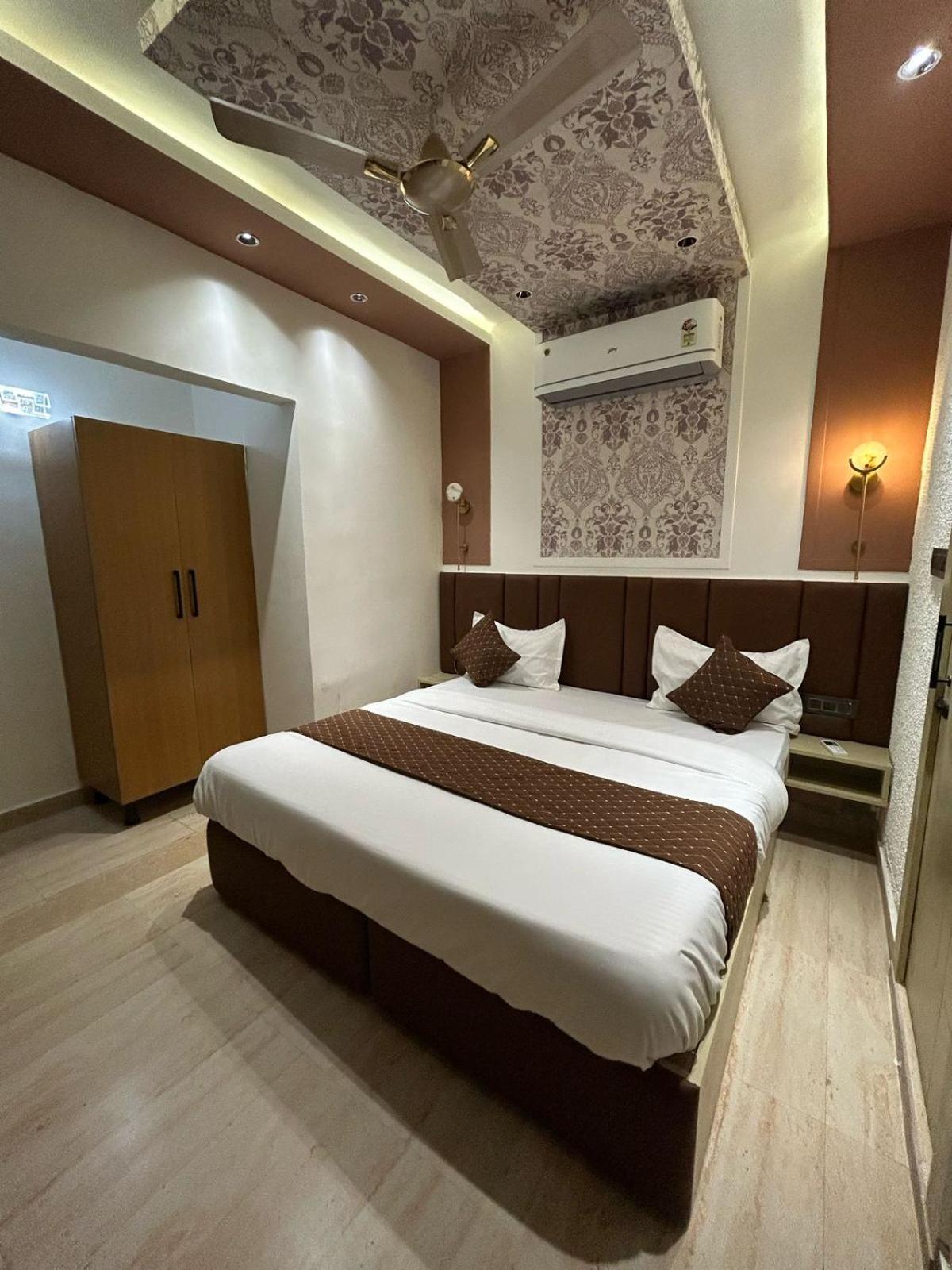 Divine Hotel Karnāl Exterior foto
